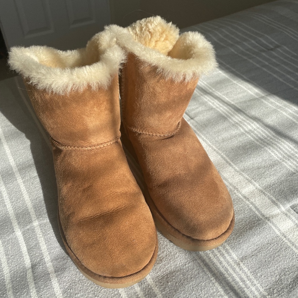 Slightly used UGG W Arielle Boots